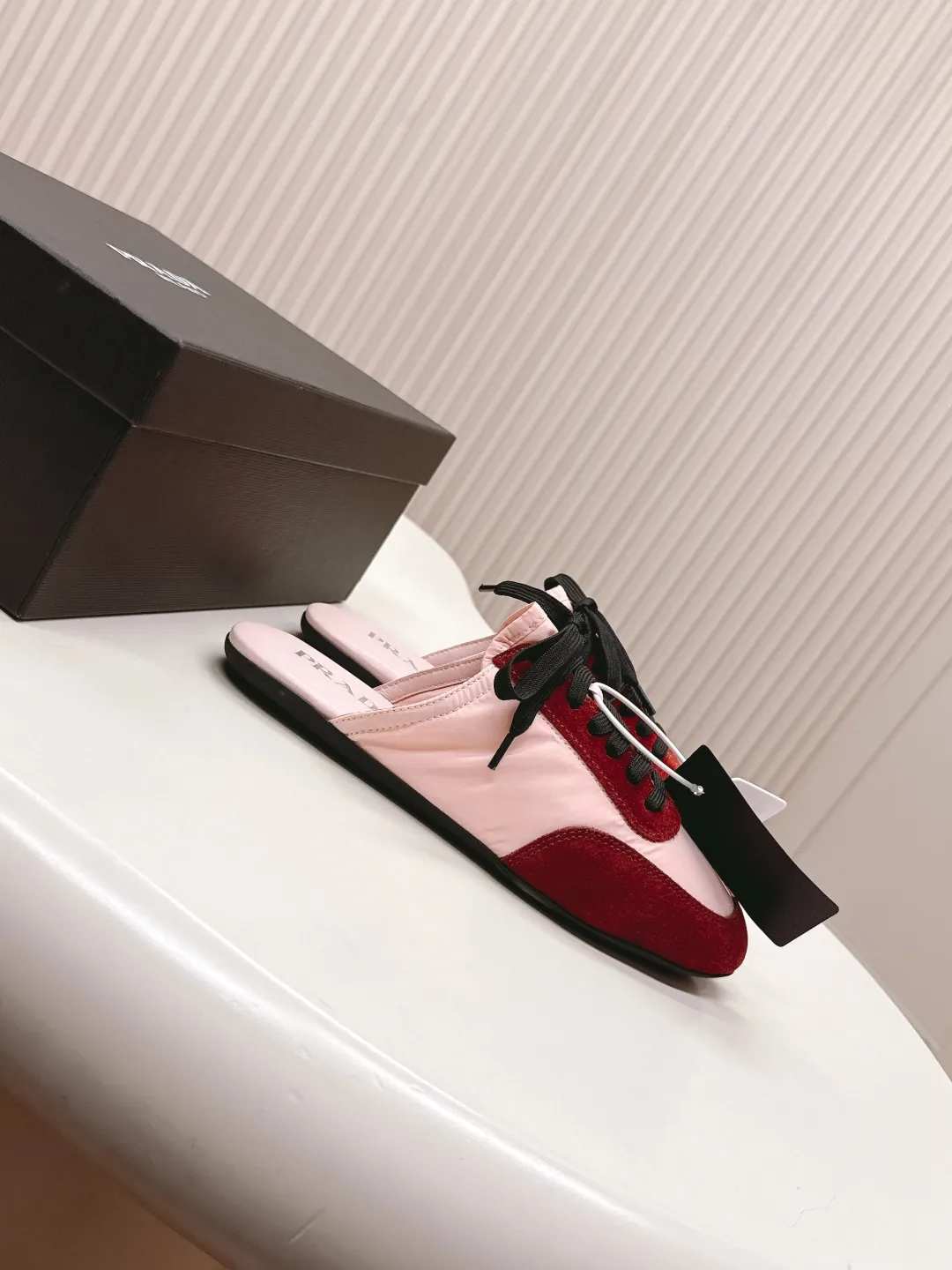 👟👟Ex-factory price 480👟👟 New color half-flop Prada Collapse regenerated nylon and suede leather stretch half-flop 2025 spring and summer latest catwalk style Forrest Gump slippers Fashion item thin casual slippers This ultra-light sports shoe is made of regenerated nylon and suede leather to create a three-dimensional shoe shape. The mixed materials highlight Prada's sports style and exquisite craftsmanship soul. The flat bottom design and elastic side cuffs make it easy to put on and take off with ease. The upper is decorated with a screen-printed logo ● Thin rubber sole · Removable leather insole upper, a casual shoe that is light, easy to wear and practical, with an original molded rubber outsole! Encounter a variety of colors combined with Forrest Gump shapes and iconic details such as Prada regenerated nylon to interpret a new style. Size: Women’s size. 35～39# 40.41